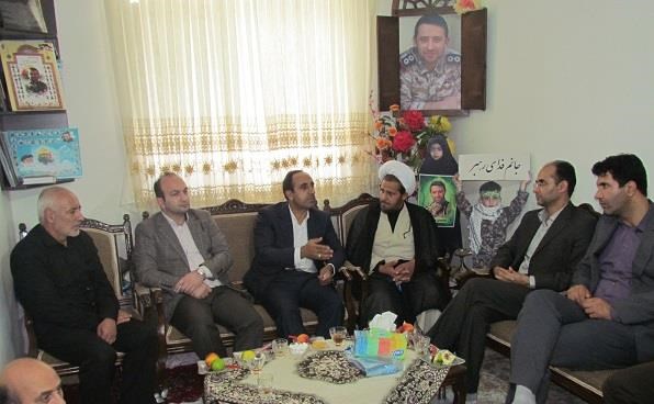 دیدار فرماندار با خانواده شهید مدافع حرم حسین مشتاقی
